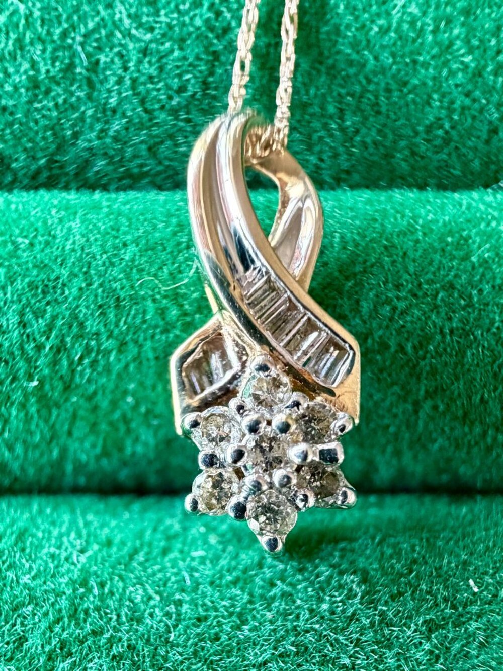 ✨ Vintage 10K Gold Diamond Ribbon Pendant Necklace ✨